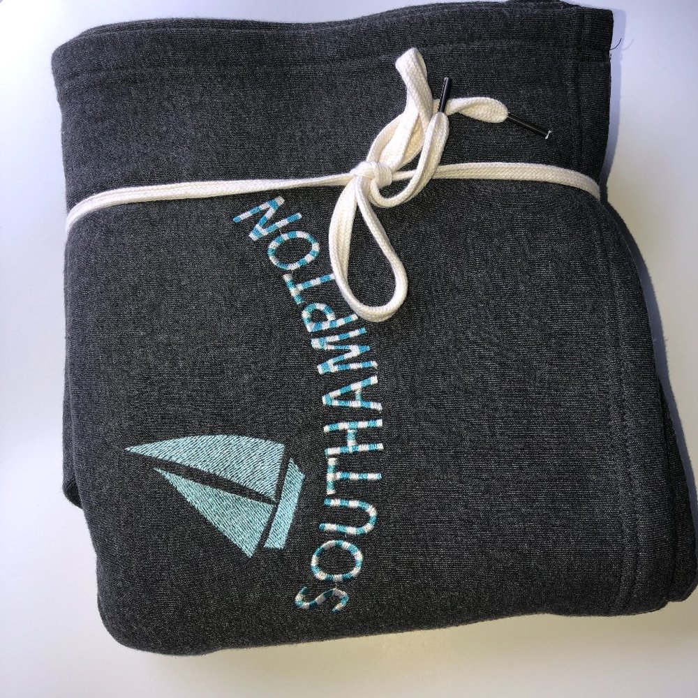 SOUTHAMPTON EMBROIDERED SWEATSHIRT BLANKET